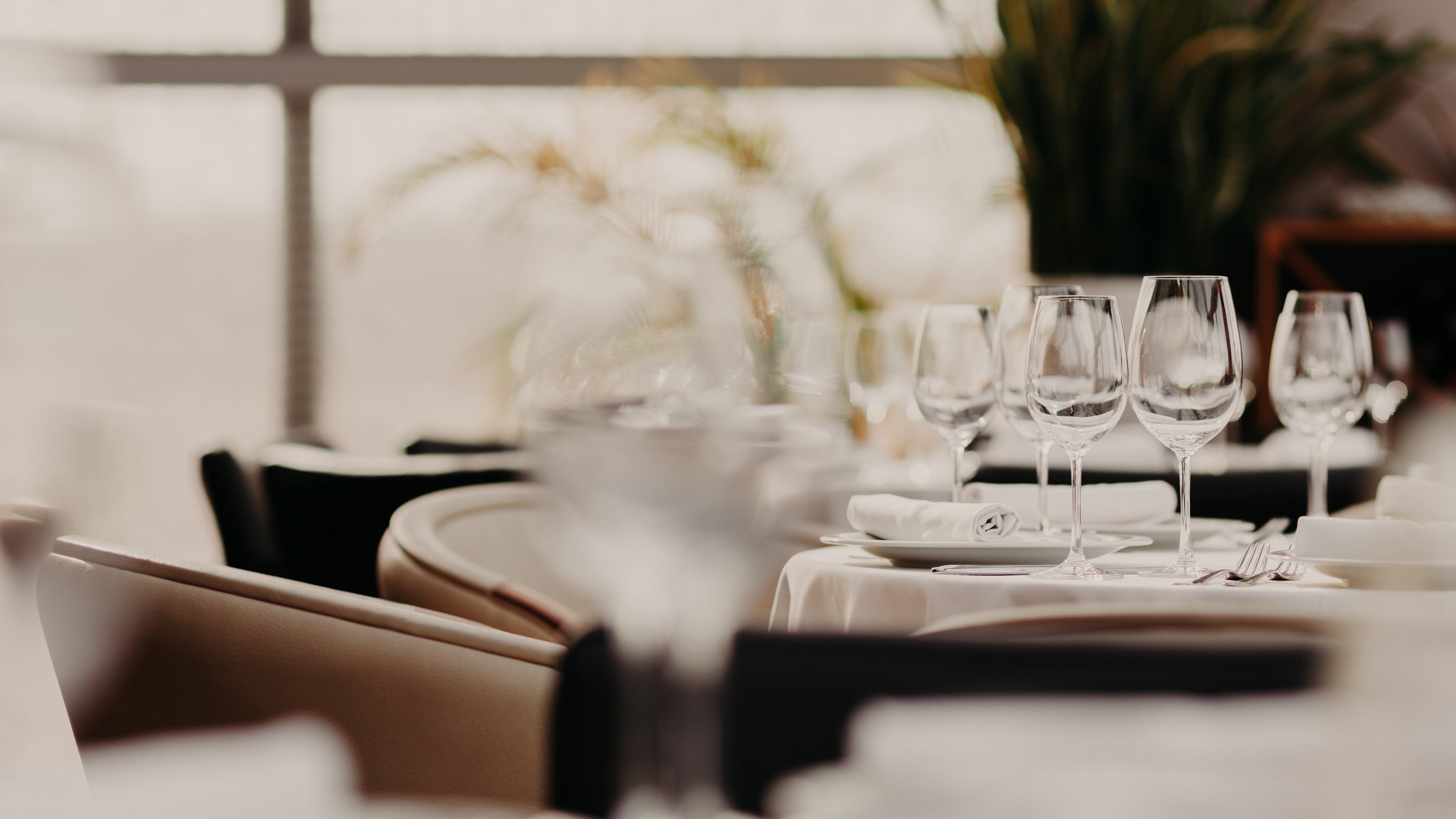 Calici di vino analcolico in un ristorante elegante partner Horeca Other Cru