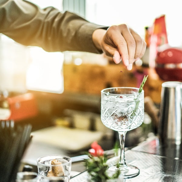Bartender prepara cocktail con vino analcolico Other Cru